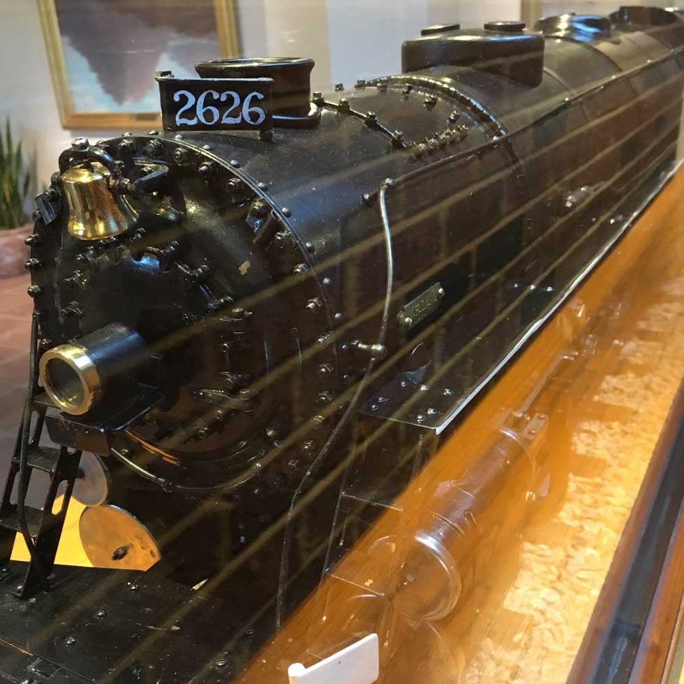 bnsf-locomotive-under-glass
